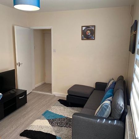 Excellent And Amazing Apartment With Private Parking Gillingham  Eksteriør bilde